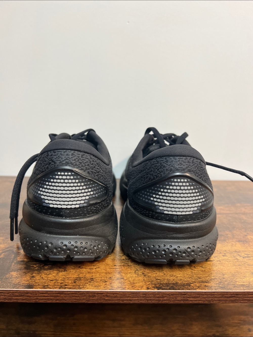 Brooks Black Ghost 16 Running Sneakers Size 10 Womens - excellent condition! - Picture 4 of 8